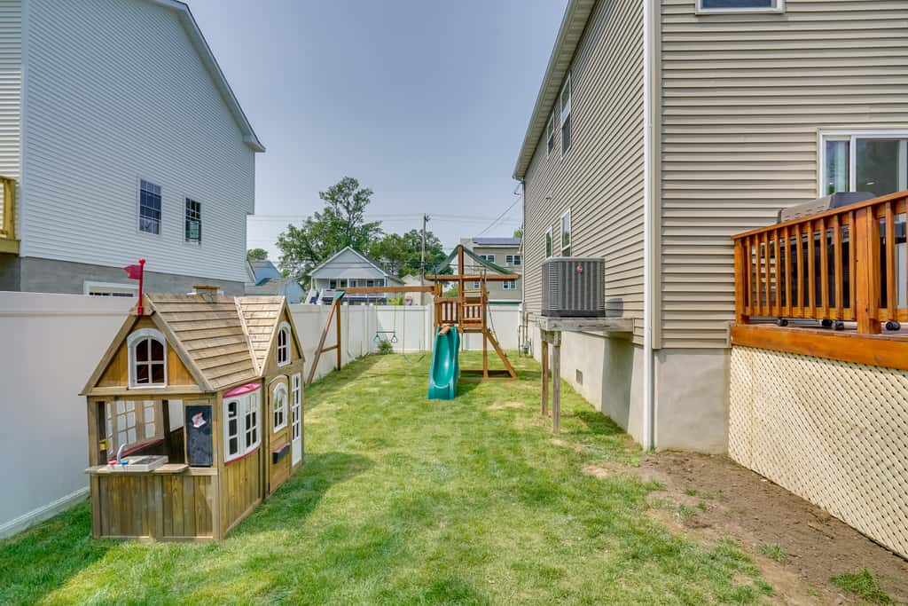 Gorgeous Keansburg Home w/ Pool: Walk to Beach!