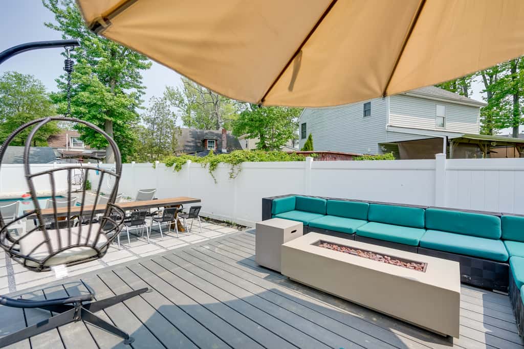 Gorgeous Keansburg Home w/ Pool: Walk to Beach!