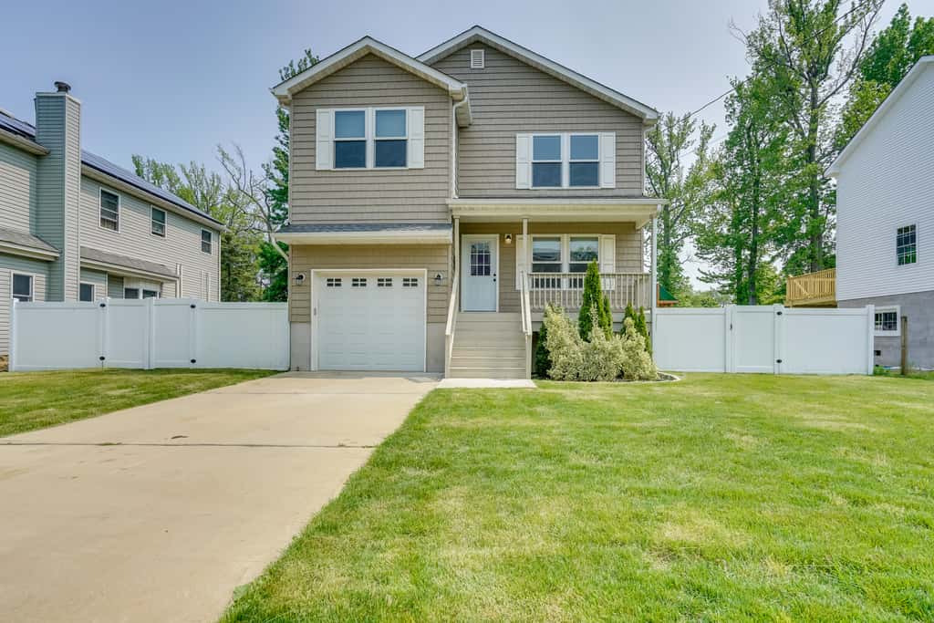 Gorgeous Keansburg Home w/ Pool: Walk to Beach!