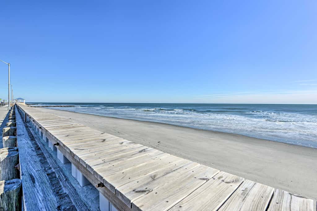 Beachfront Fourth-Floor Condo w/ Community Pool!