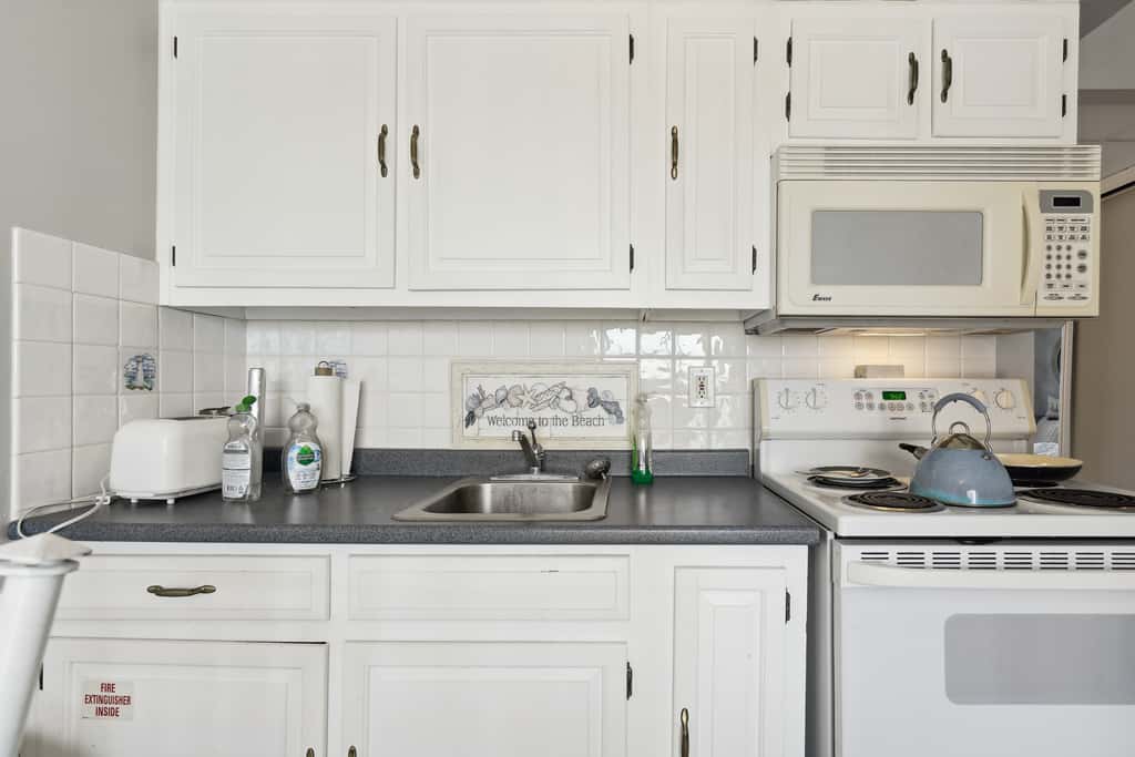 Beachfront Fourth-Floor Condo w/ Community Pool!
