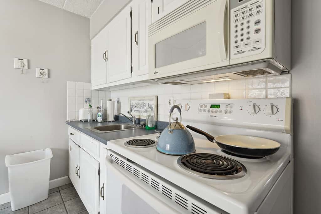 Beachfront Fourth-Floor Condo w/ Community Pool!