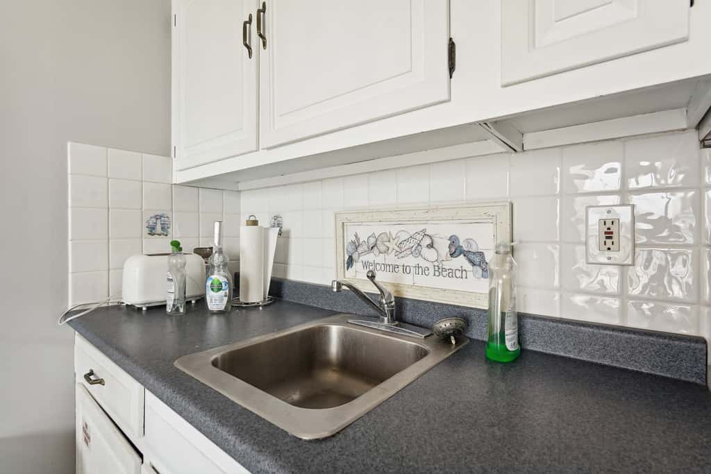 Beachfront Fourth-Floor Condo w/ Community Pool!