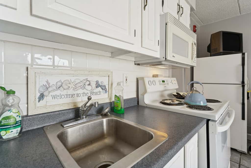 Beachfront Fourth-Floor Condo w/ Community Pool!