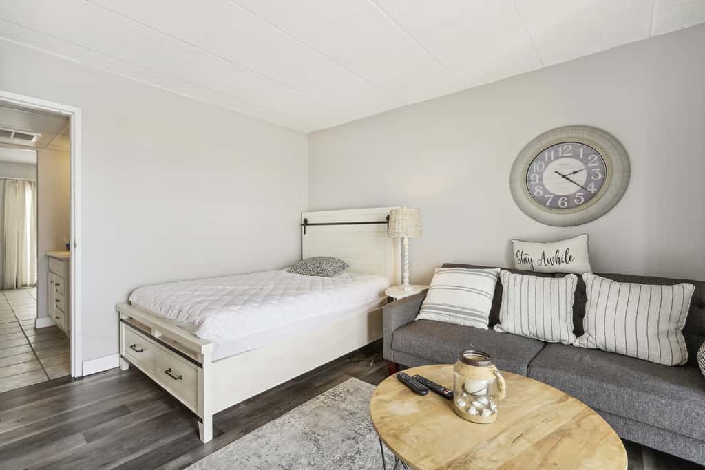 Beachfront Fourth-Floor Condo w/ Community Pool!