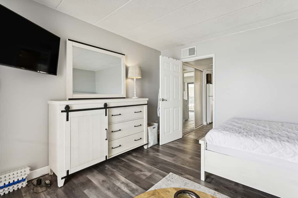 Beachfront Fourth-Floor Condo w/ Community Pool!