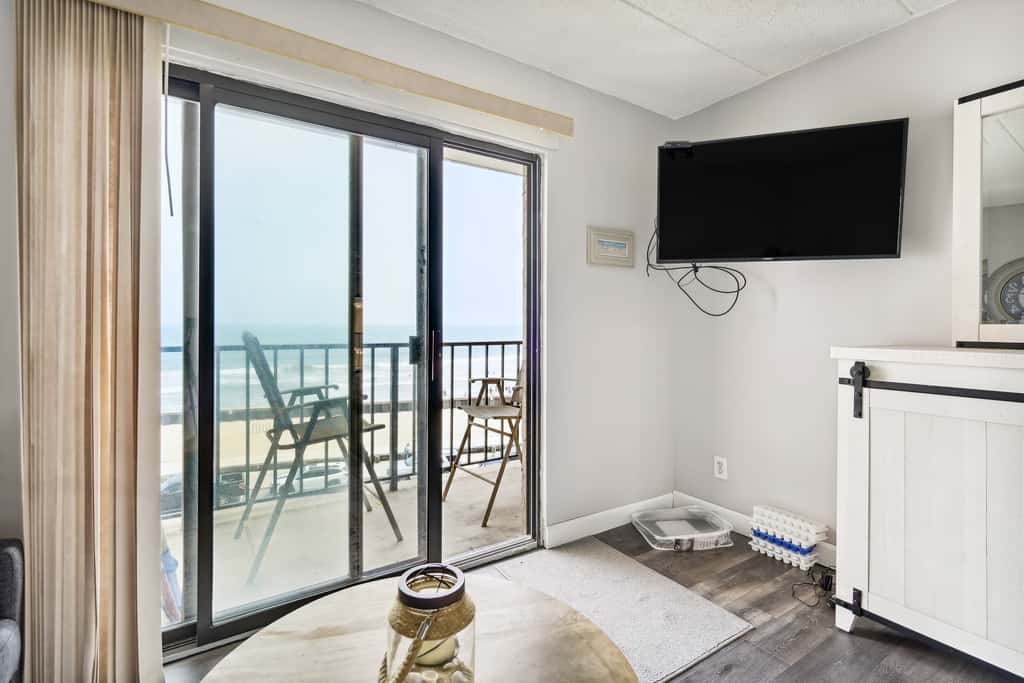Beachfront Fourth-Floor Condo w/ Community Pool!