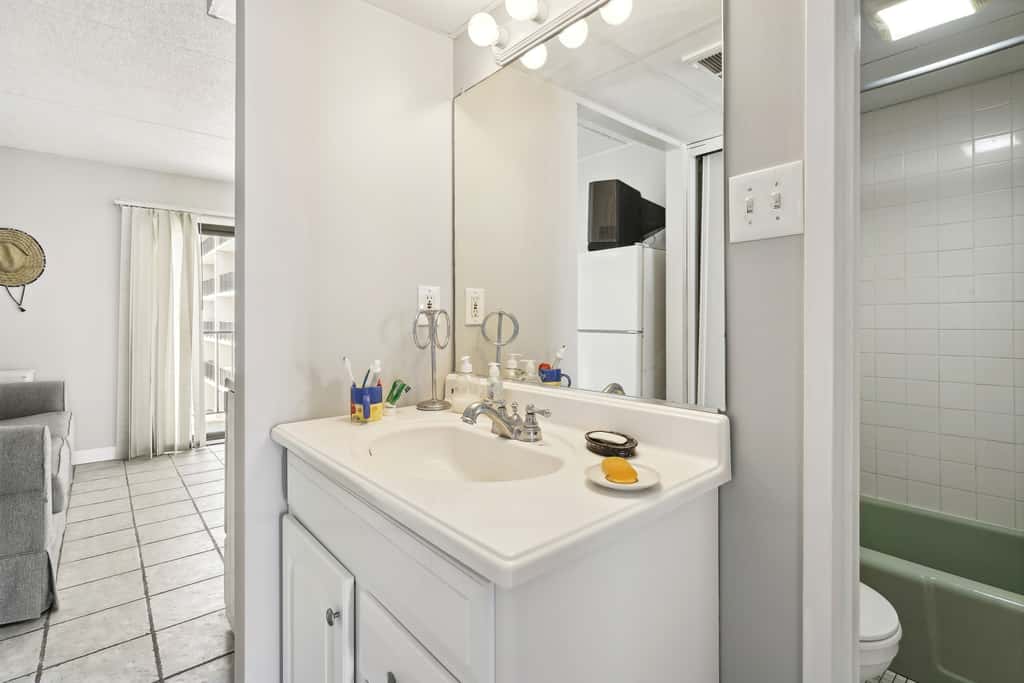 Beachfront Fourth-Floor Condo w/ Community Pool!