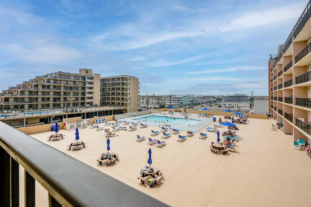 Beachfront Fourth-Floor Condo w/ Community Pool!