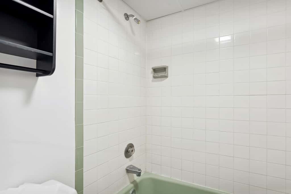 Beachfront Fourth-Floor Condo w/ Community Pool!