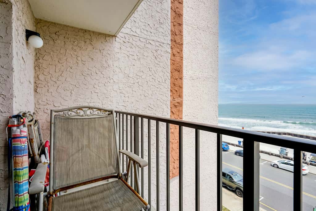 Beachfront Fourth-Floor Condo w/ Community Pool!