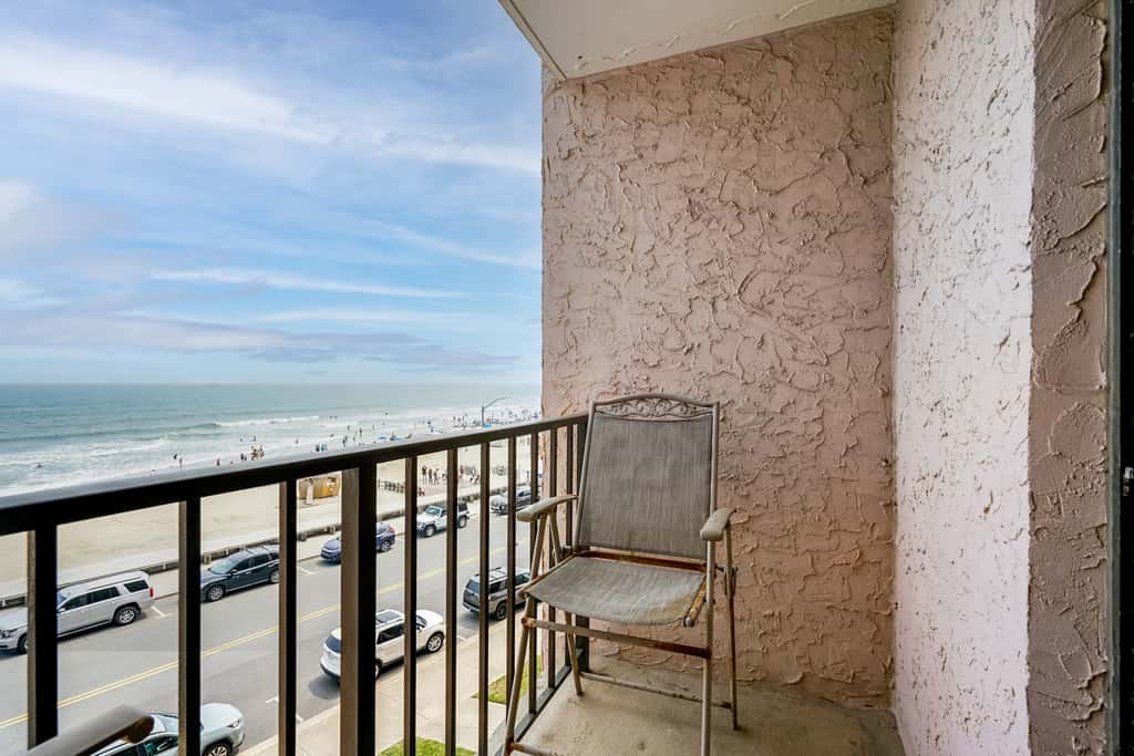 Beachfront Fourth-Floor Condo w/ Community Pool!
