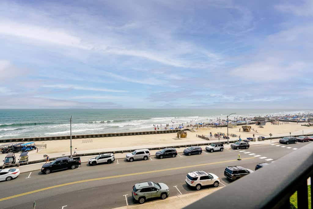 Beachfront Fourth-Floor Condo w/ Community Pool!