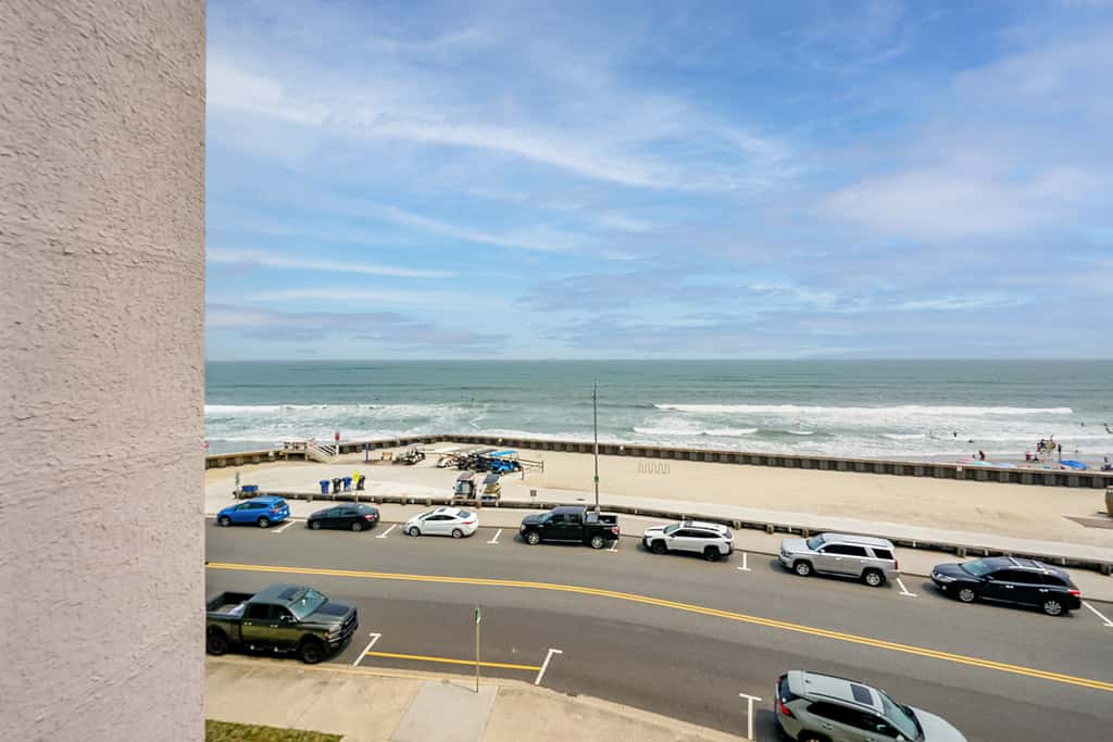Beachfront Fourth-Floor Condo w/ Community Pool!