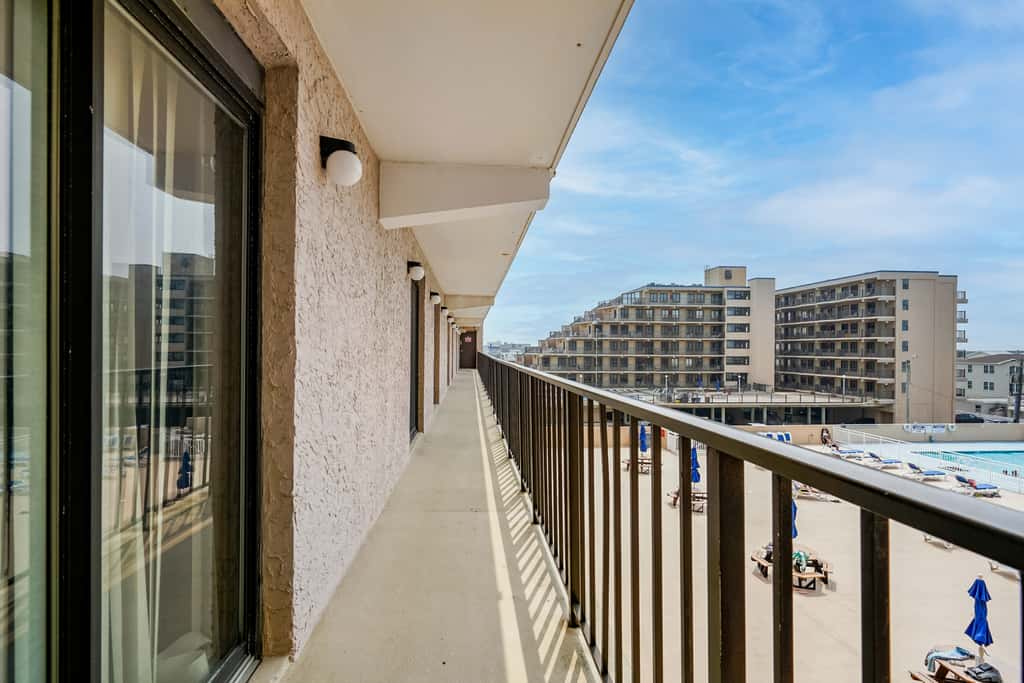 Beachfront Fourth-Floor Condo w/ Community Pool!