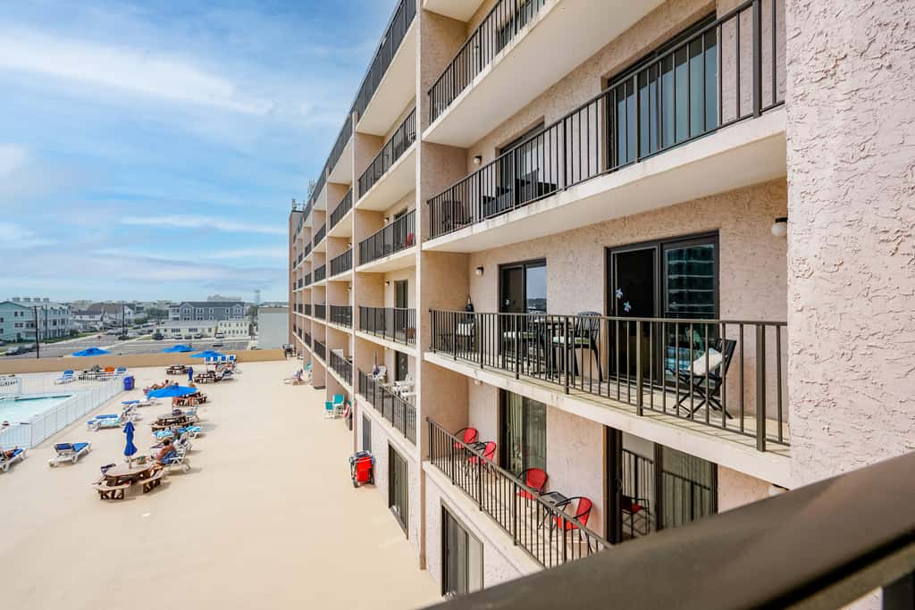 Beachfront Fourth-Floor Condo w/ Community Pool!