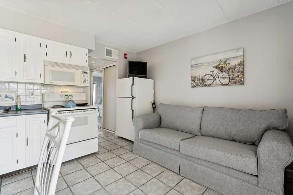 Beachfront Fourth-Floor Condo w/ Community Pool!