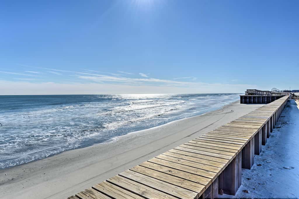 Beachfront Fourth-Floor Condo w/ Community Pool!
