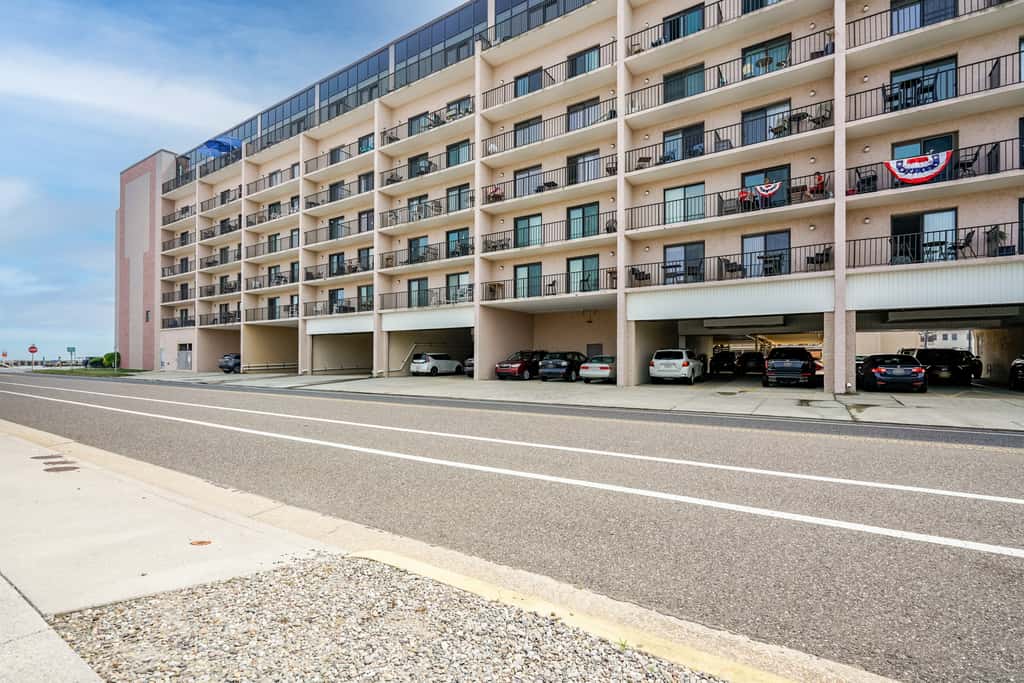 Beachfront Fourth-Floor Condo w/ Community Pool!