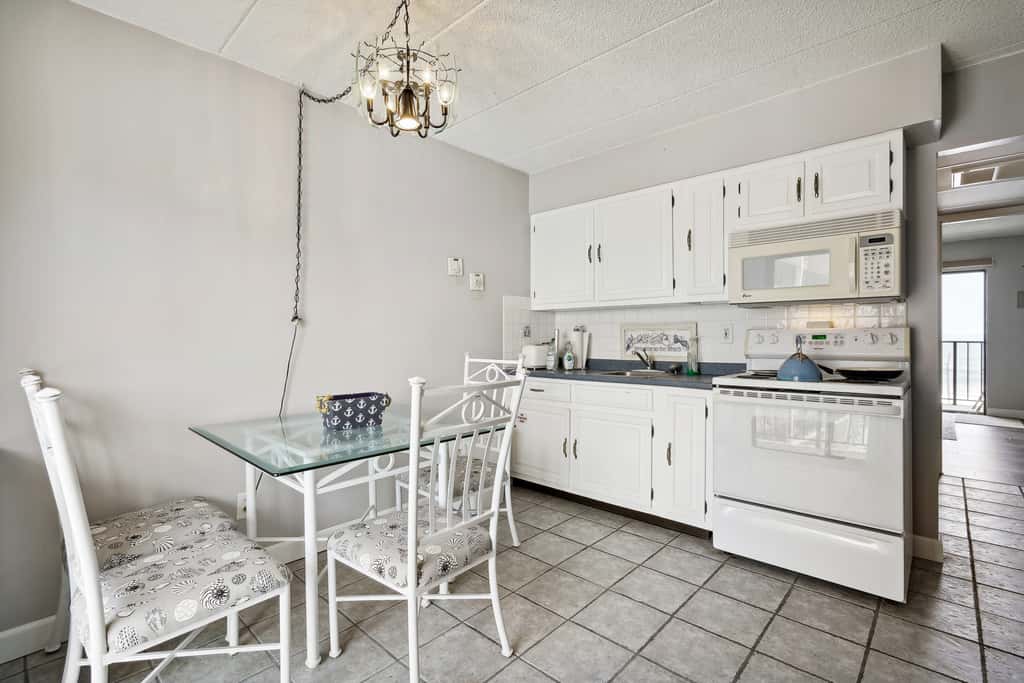 Beachfront Fourth-Floor Condo w/ Community Pool!