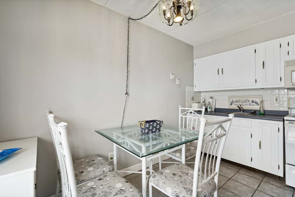 Beachfront Fourth-Floor Condo w/ Community Pool!