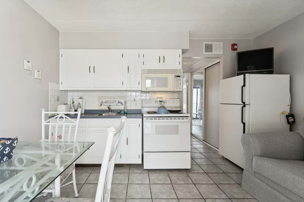 Beachfront Fourth-Floor Condo w/ Community Pool!