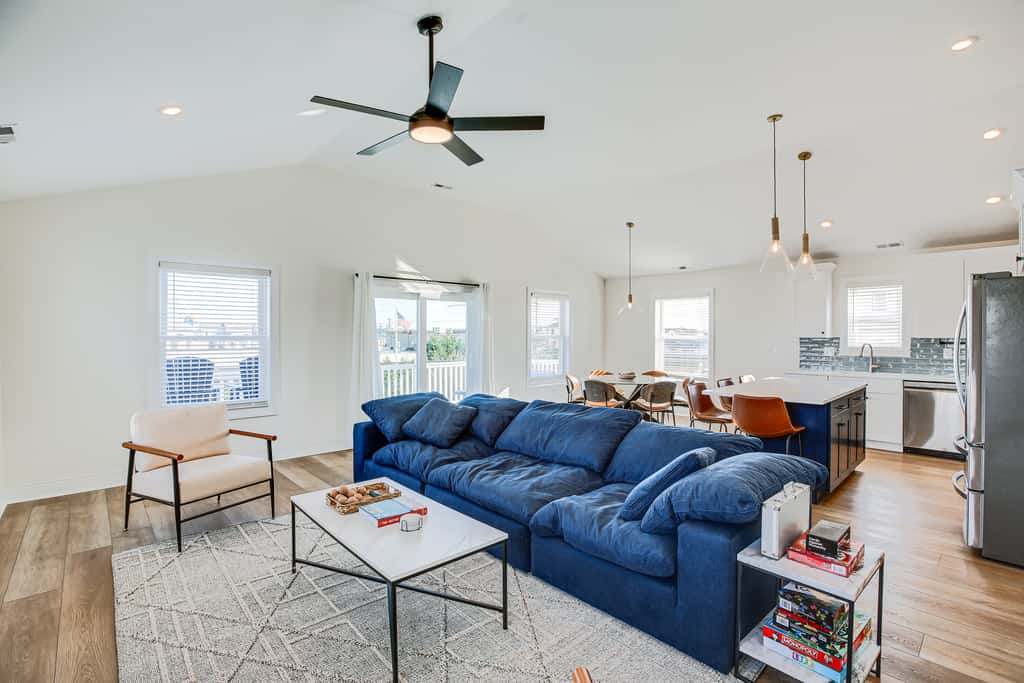 Spacious Wildwood Condo: Walk to Beach!