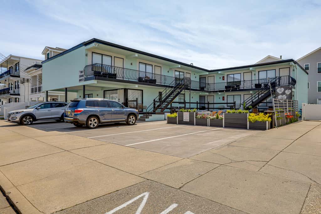 Wildwood Condo: Community Pool, Walk to Beach!