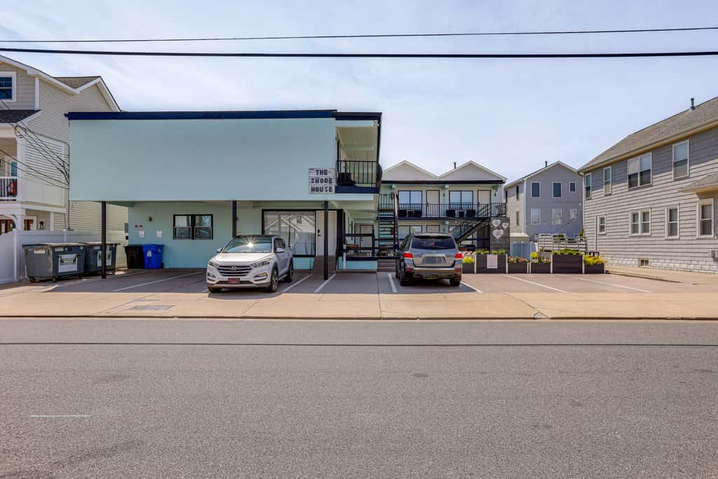 Wildwood Condo: Community Pool, Walk to Beach!