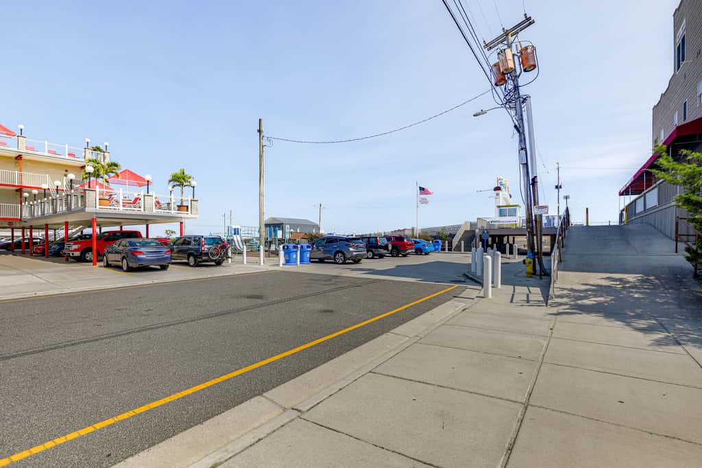 Wildwood Condo: Community Pool, Walk to Beach!