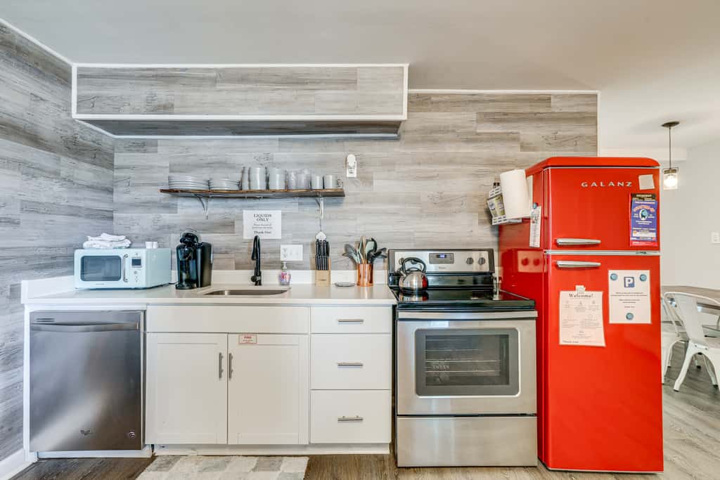 Wildwood Condo: Community Pool, Walk to Beach!