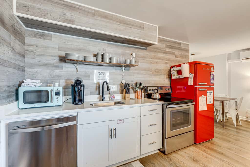Wildwood Condo: Community Pool, Walk to Beach!