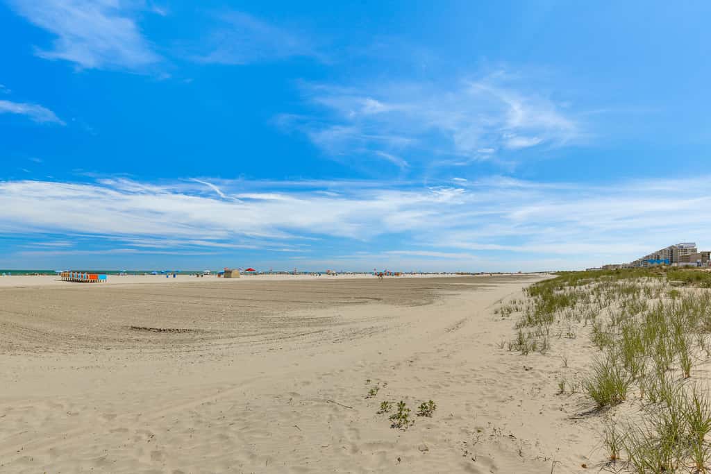 Beachfront Wildwood Crest Condo w/ Pool Access!