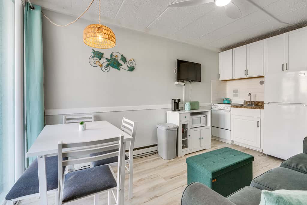 Beachfront Wildwood Crest Condo w/ Pool Access!