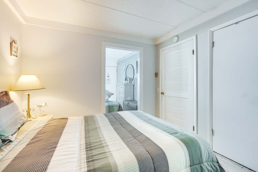 Beachfront Wildwood Crest Condo w/ Pool Access!