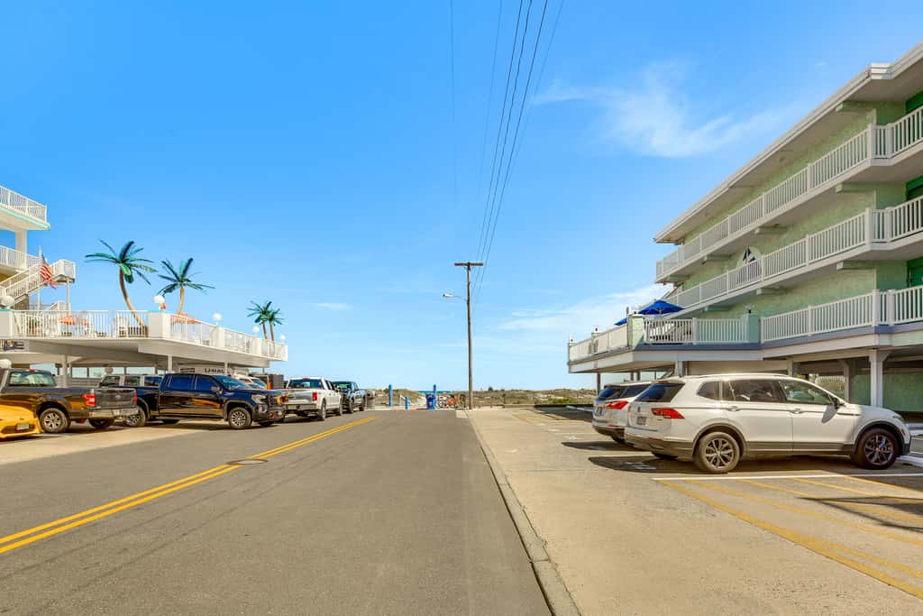 Beachfront Wildwood Crest Condo w/ Pool Access!