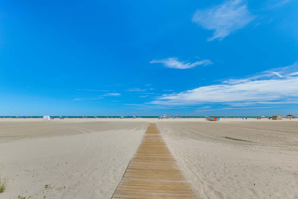 Beachfront Wildwood Crest Condo w/ Pool Access!