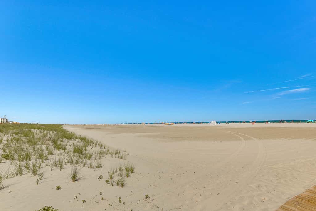 Beachfront Wildwood Crest Condo w/ Pool Access!