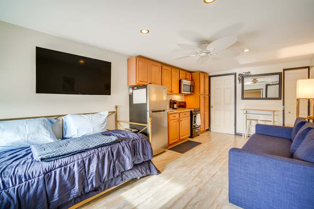 Half-Block to Beach & Conventions: Wildwood Studio