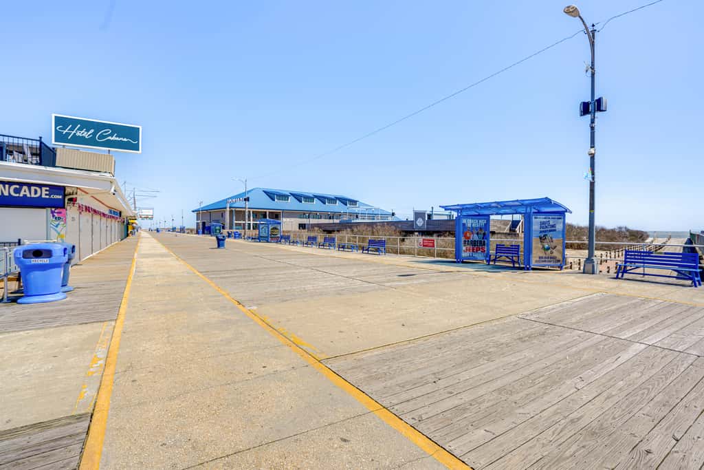 Walk to Beach: North Wildwood Condo w/ Pool Access