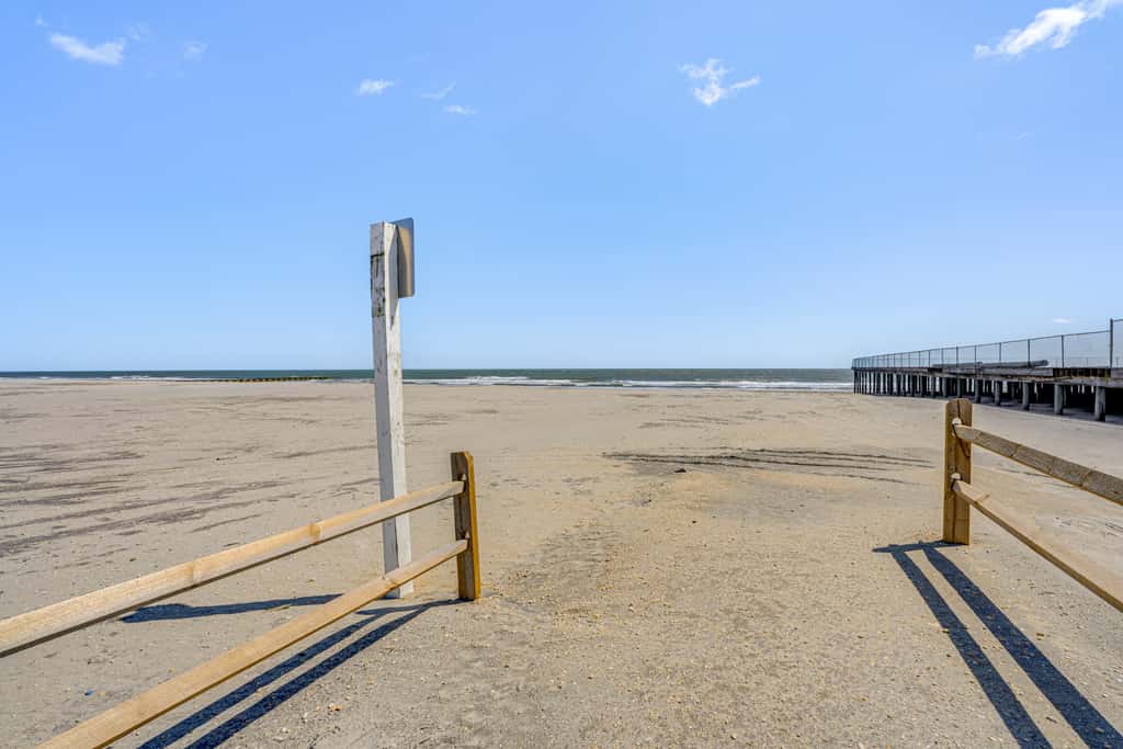 Walk to Beach: North Wildwood Condo w/ Pool Access