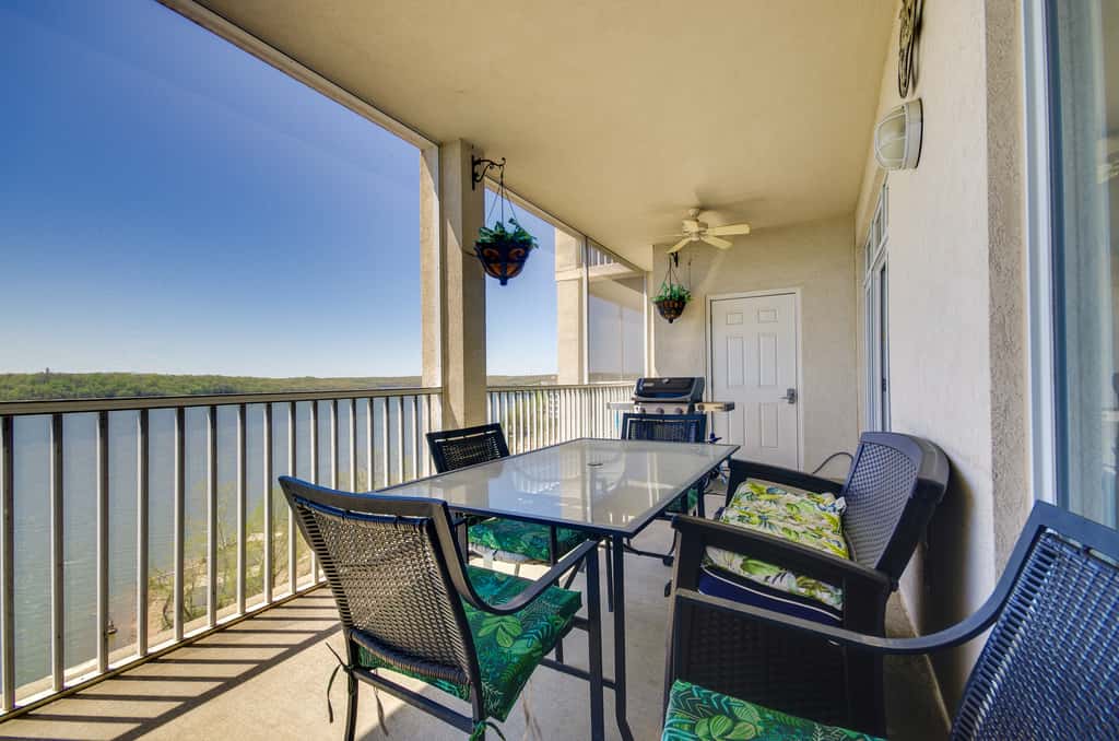 Lakefront Osage Beach Condo: Balcony & Pool Access