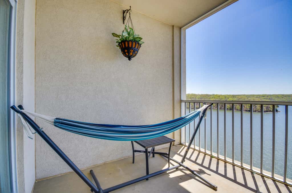 Lakefront Osage Beach Condo: Balcony & Pool Access