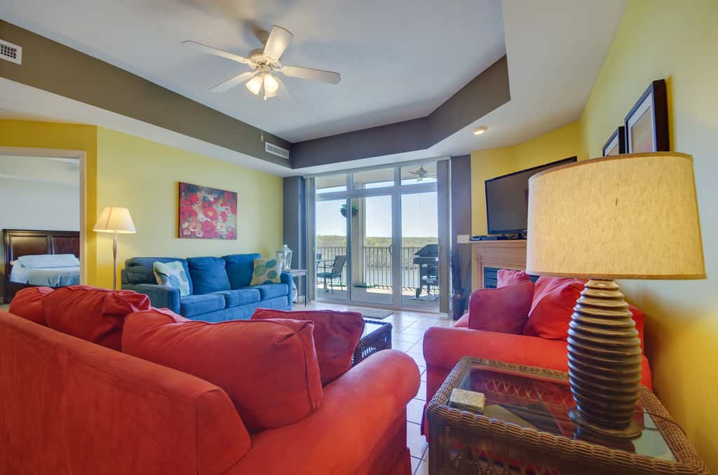 Lakefront Osage Beach Condo: Balcony & Pool Access