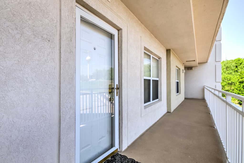 Lakefront Osage Beach Condo: Balcony & Pool Access