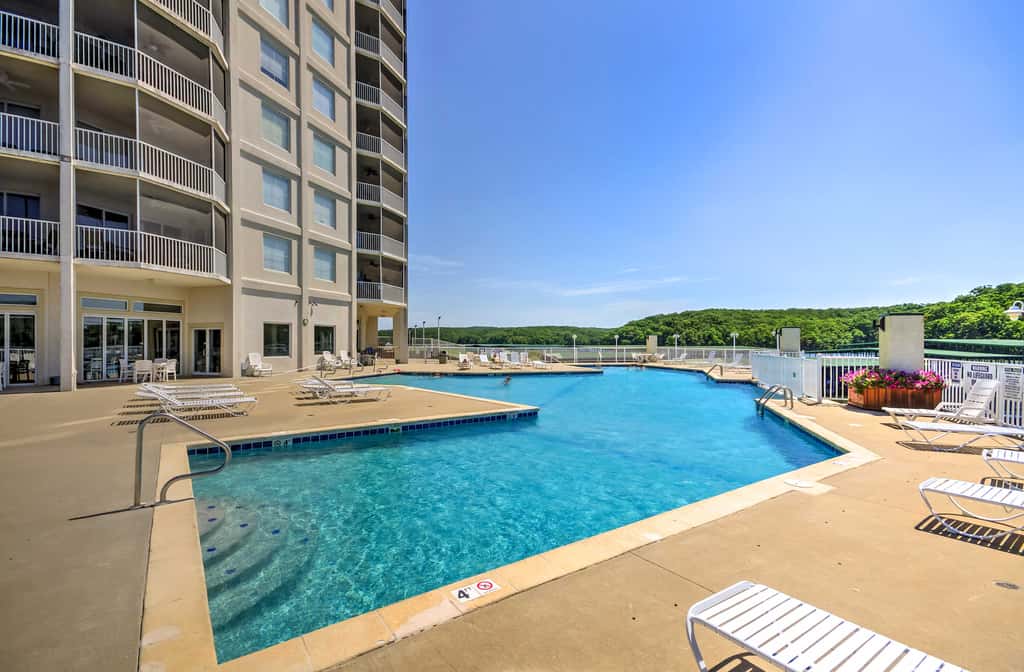 Lakefront Osage Beach Condo: Balcony & Pool Access