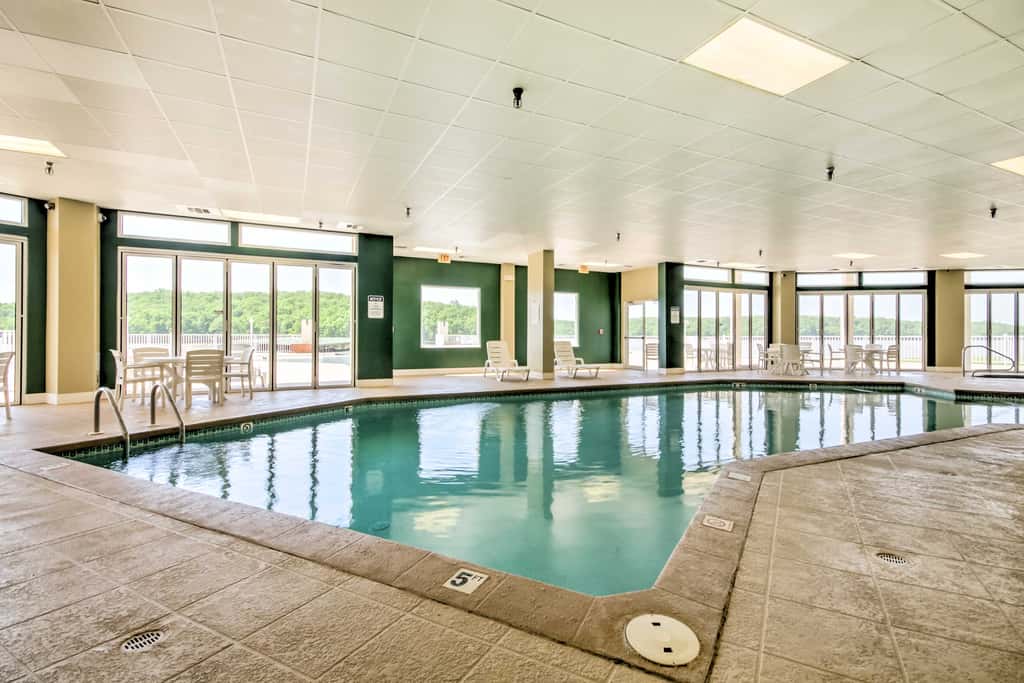 Lakefront Osage Beach Condo: Balcony & Pool Access
