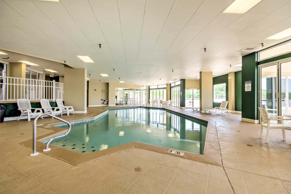 Lakefront Osage Beach Condo: Balcony & Pool Access