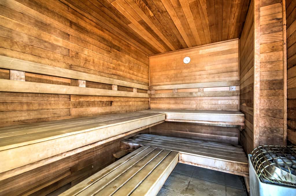 Lakefront Osage Beach Condo: Balcony & Pool Access