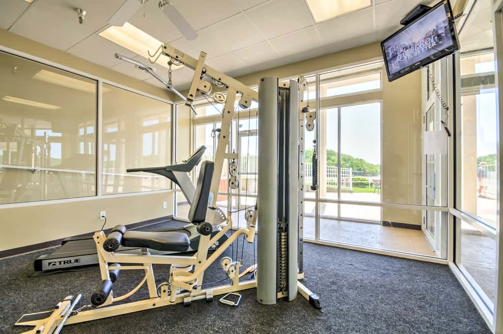 Lakefront Osage Beach Condo: Balcony & Pool Access